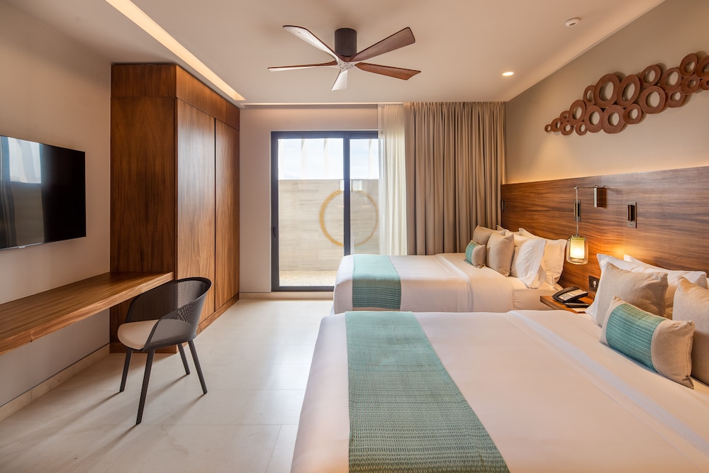The Club at Solaz Luxury Villas 30/70