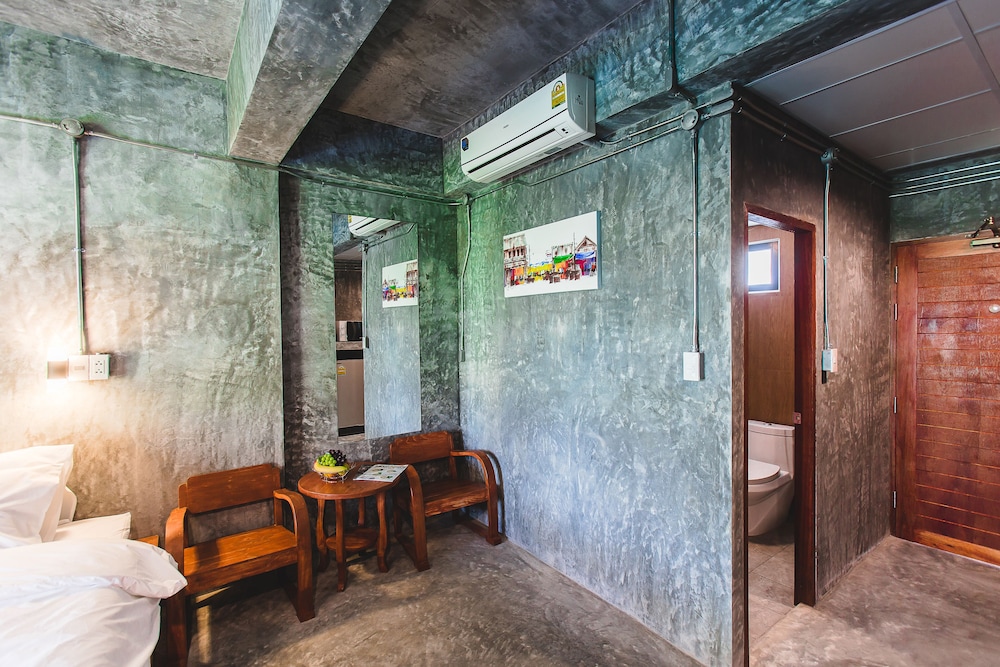 Stucco Loft Residency 53/72