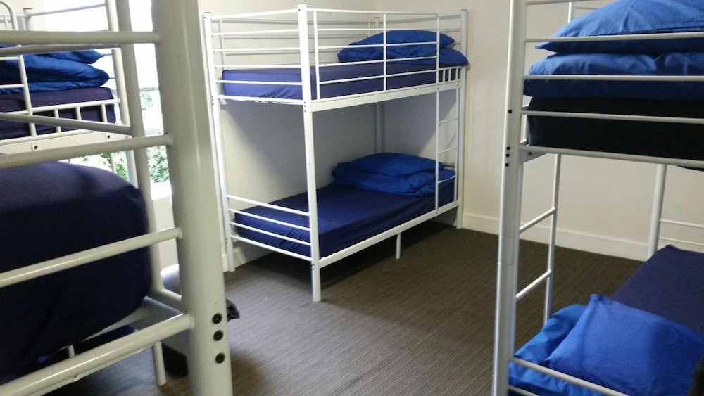 Summer House Backpackers 13/28