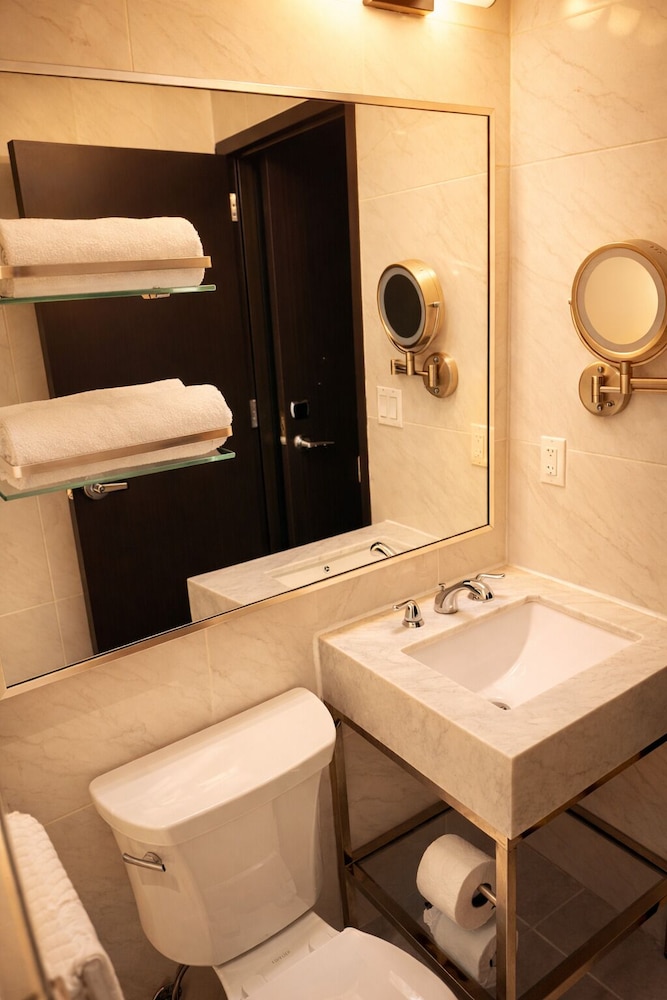 Hotel Mirage Brooklyn 34/38