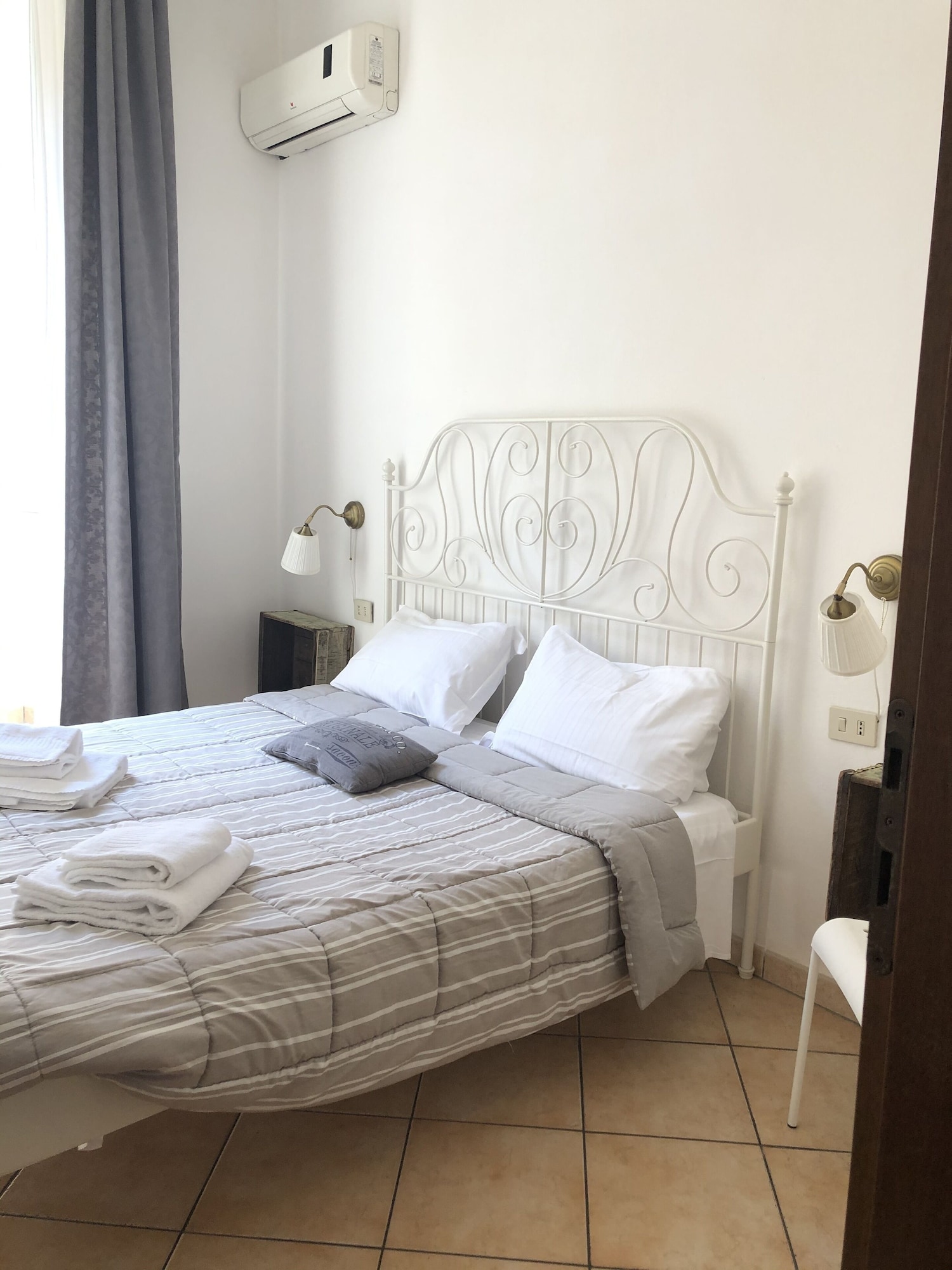 ROOM, DOUBLE BED