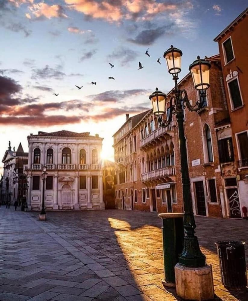 Friendly Venice Suites 38/48