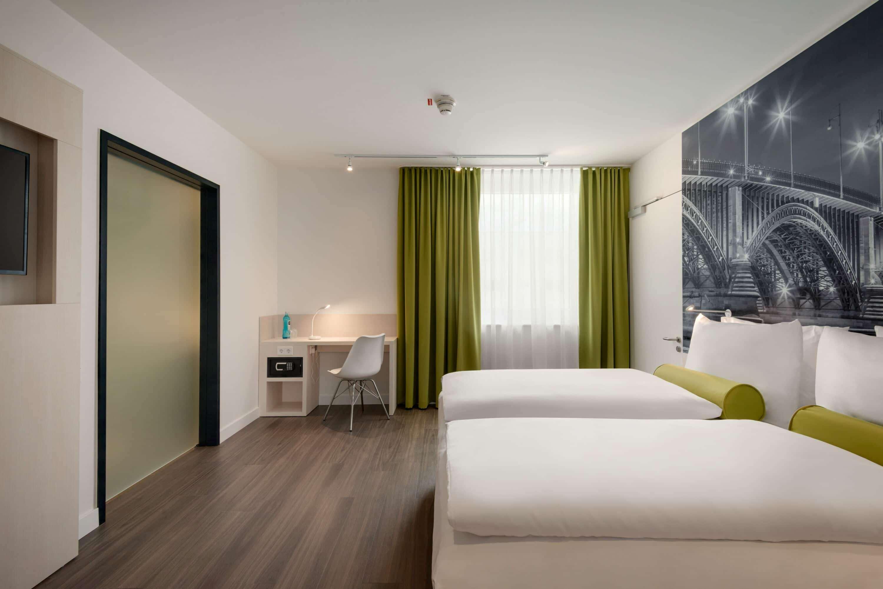 غرفة قياسية بسرير مزدوج لذوي الإعاقة