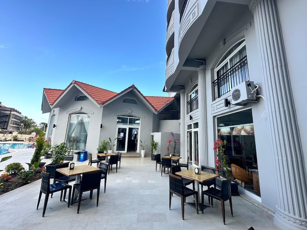 Larissa Inn 7/50
