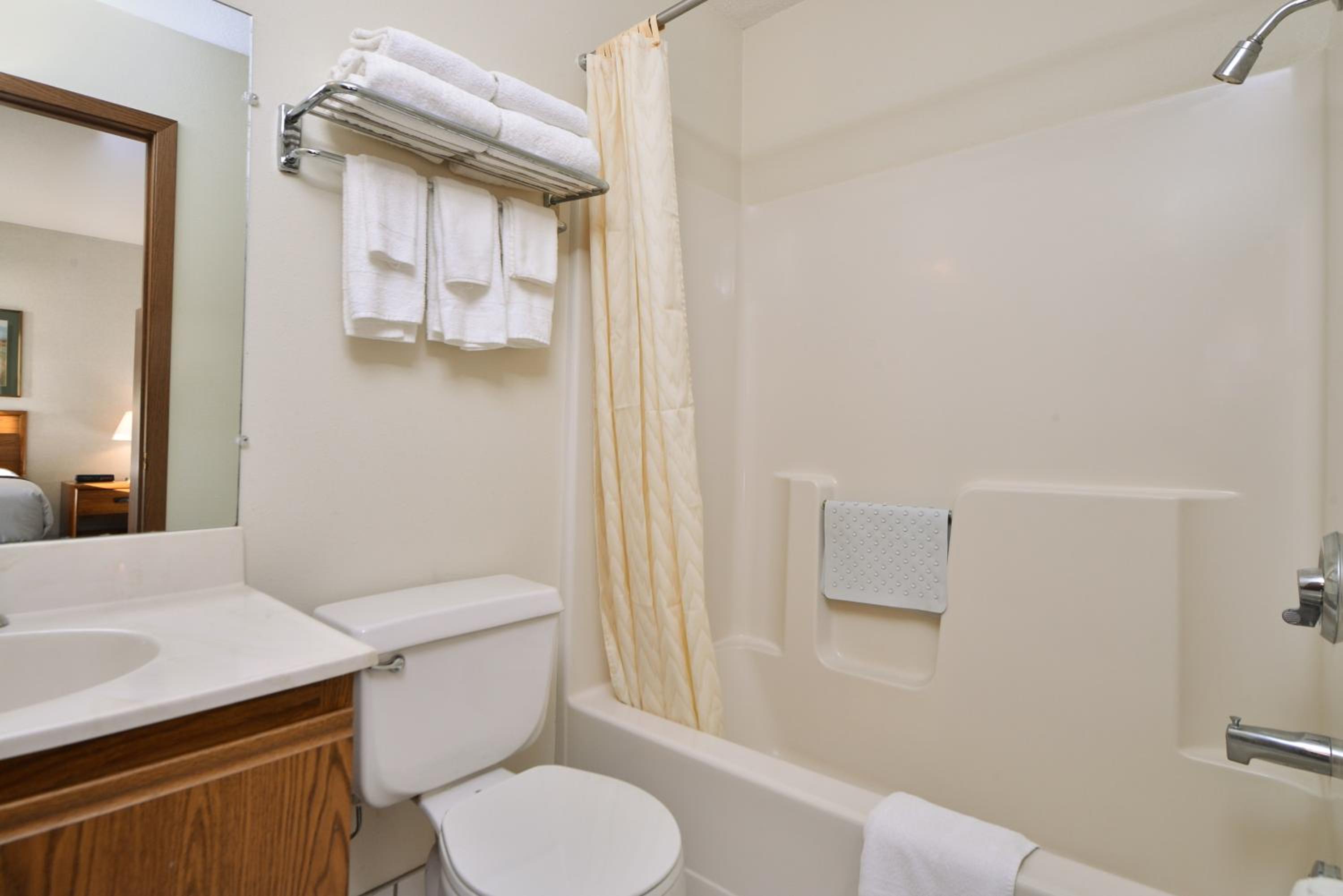 Room, 2 Queen Beds, Atrium View