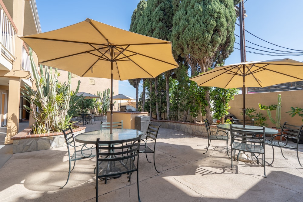 Howard Johnson By Wyndham Buena Park 30/34
