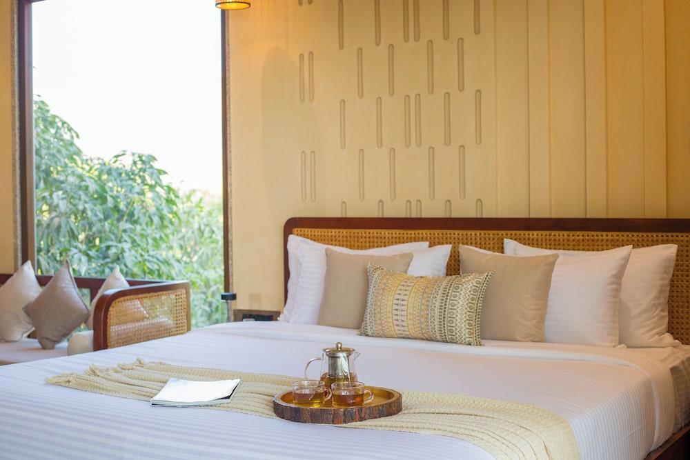 ELIVAAS Cows and Cuddles 4 BHK with Pvt Pool and Garden 30/68