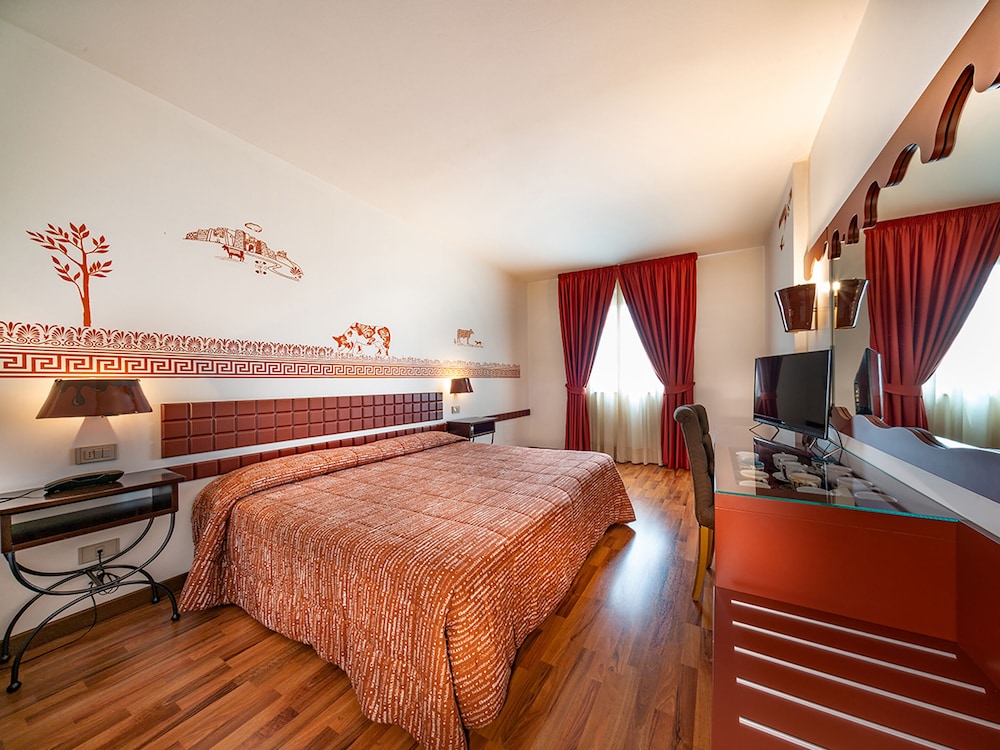 SUITE, QUEEN BED