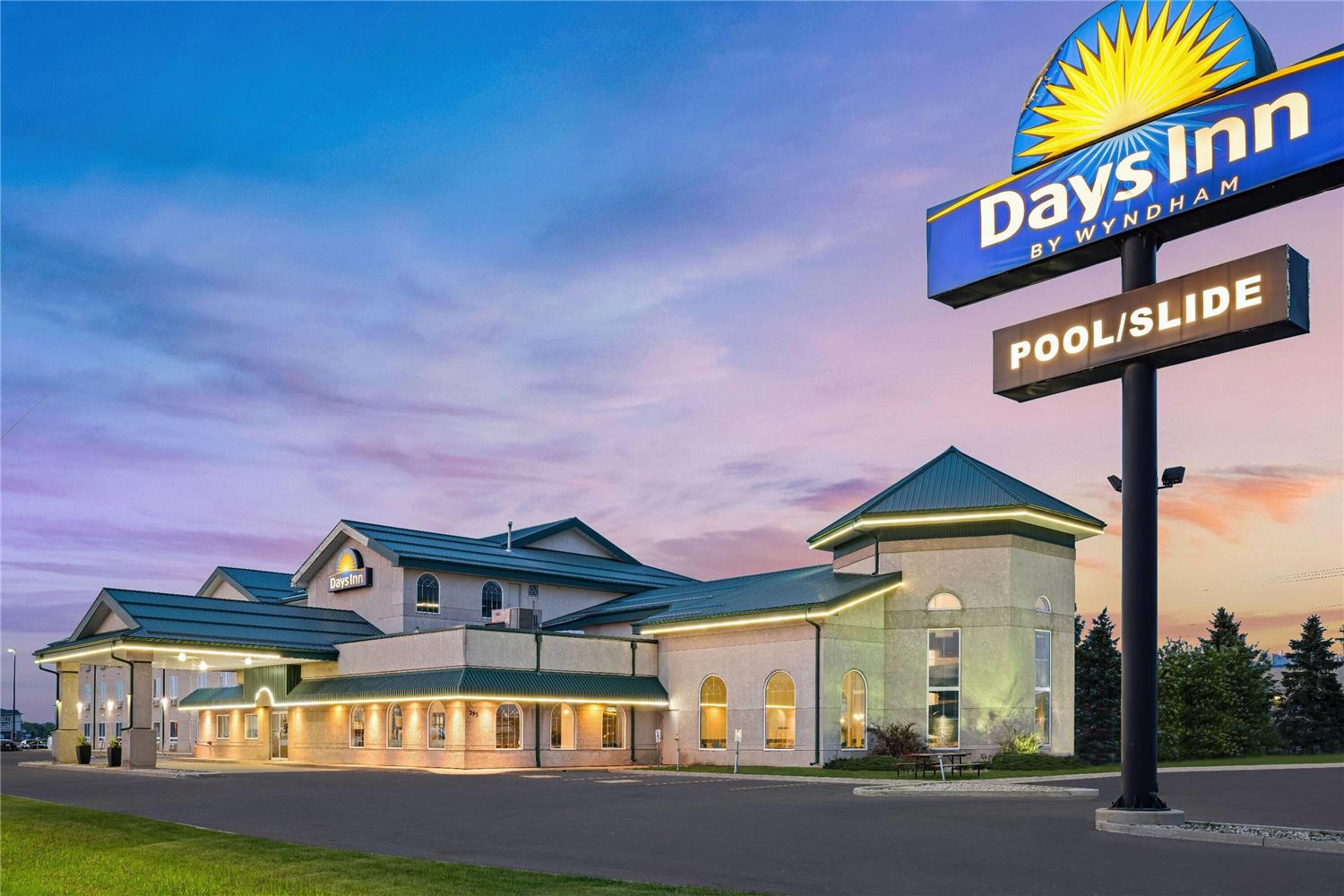 Days Inn & Suites by Wyndham Winkler 2/43