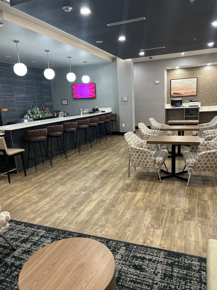 La Quinta Inn & Suites by Wyndham Phoenix near State Farm St 31/48
