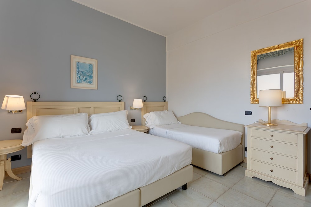 2 Bedrooms, Family, 1 Double and 3 Single Beds, Cavalluccio Marino 5/9