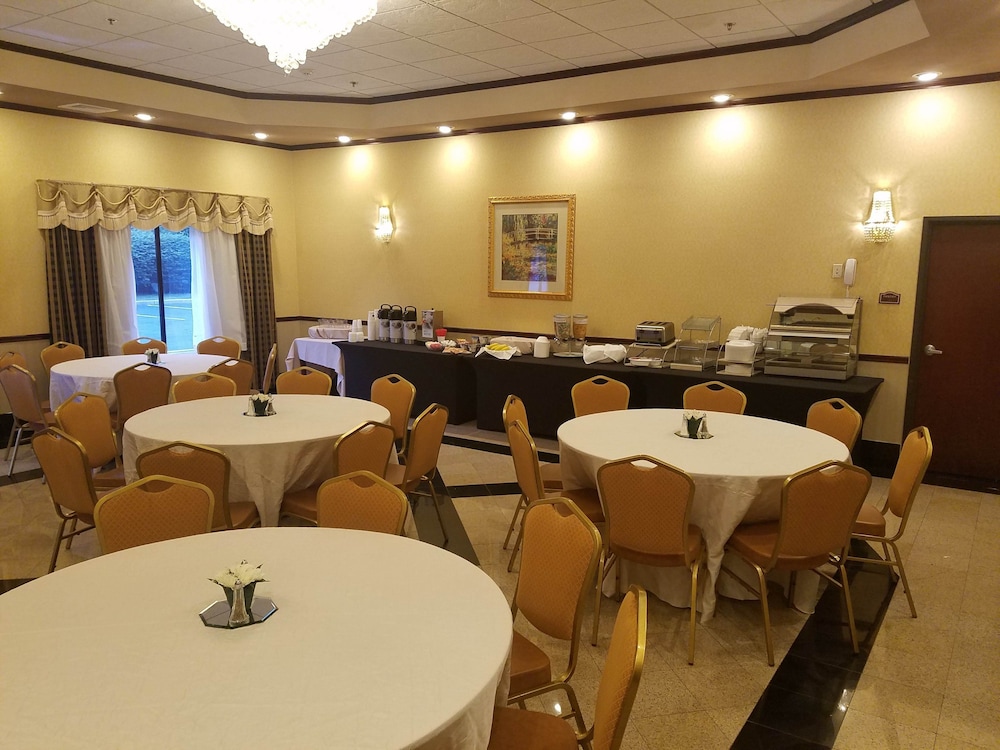 Holiday Inn Express Hotel & Suites Newton Sparta 38/44