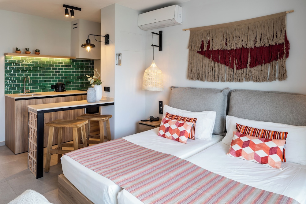 STUDIO, TWIN BEDS, BALCONY