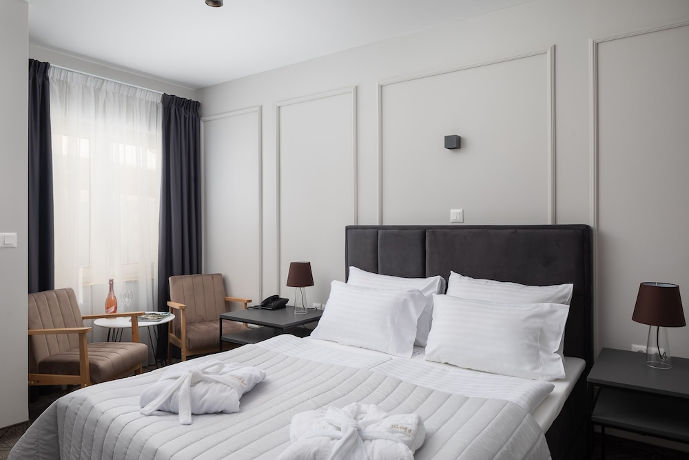 Deluxe, Queen Bed, Sea Side, on the Side