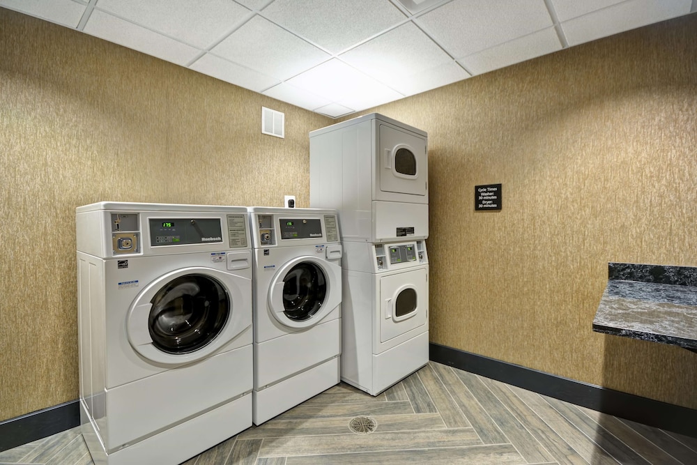 Hampton Inn Suites Detroit Warren 21/49