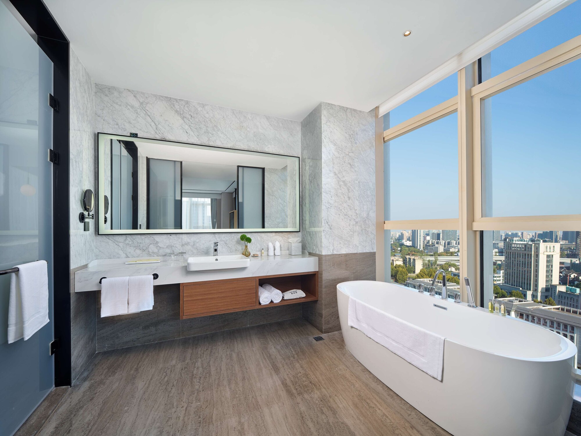 JUNIOR SUITE, KING BED