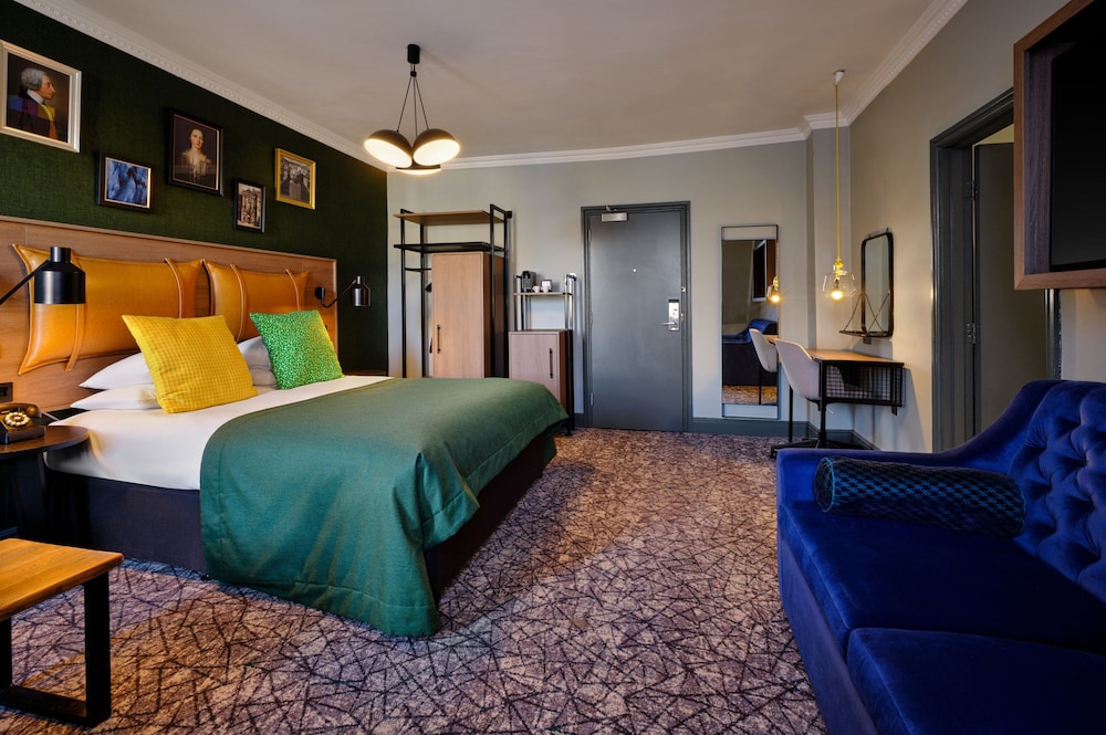 Gallery, King Bed, Sofa