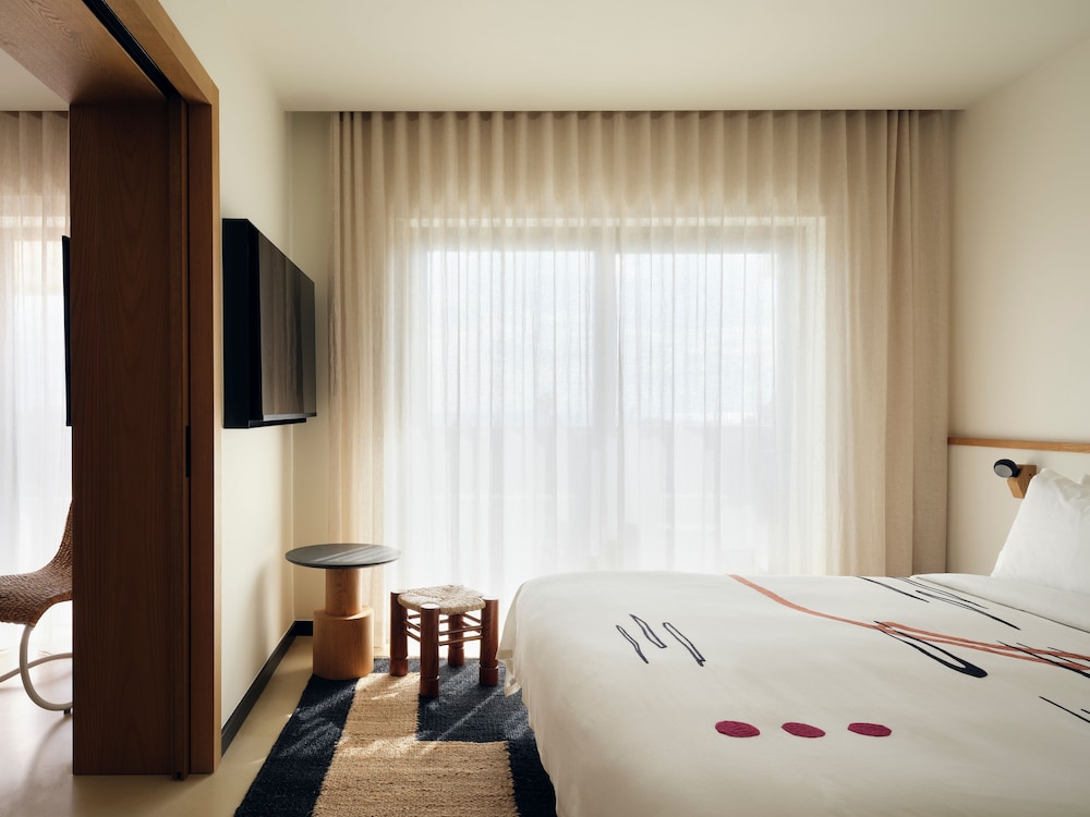 ROOM, KING BED, POOL SIDE