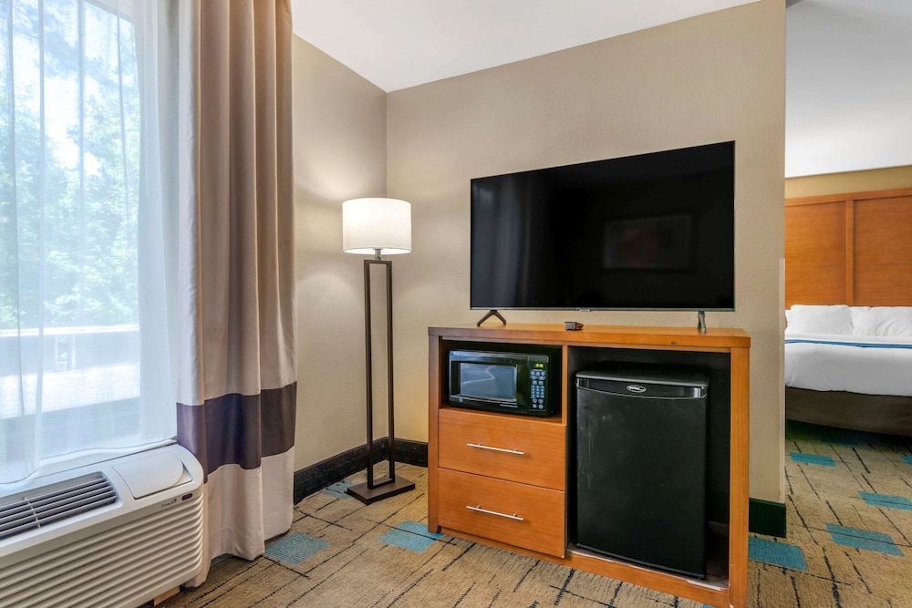 Comfort Suites Near McAs Beaufort 24/28