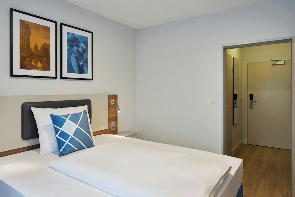 STANDARD, QUEEN BED, GARDEN VIEW
