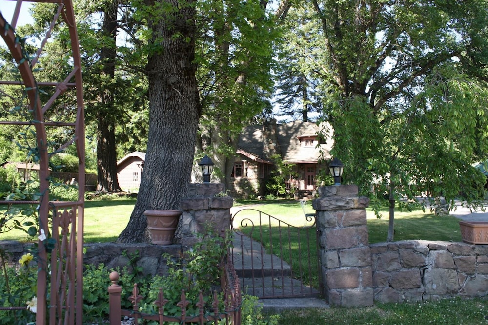 Strawberry Valley Inn 35/38