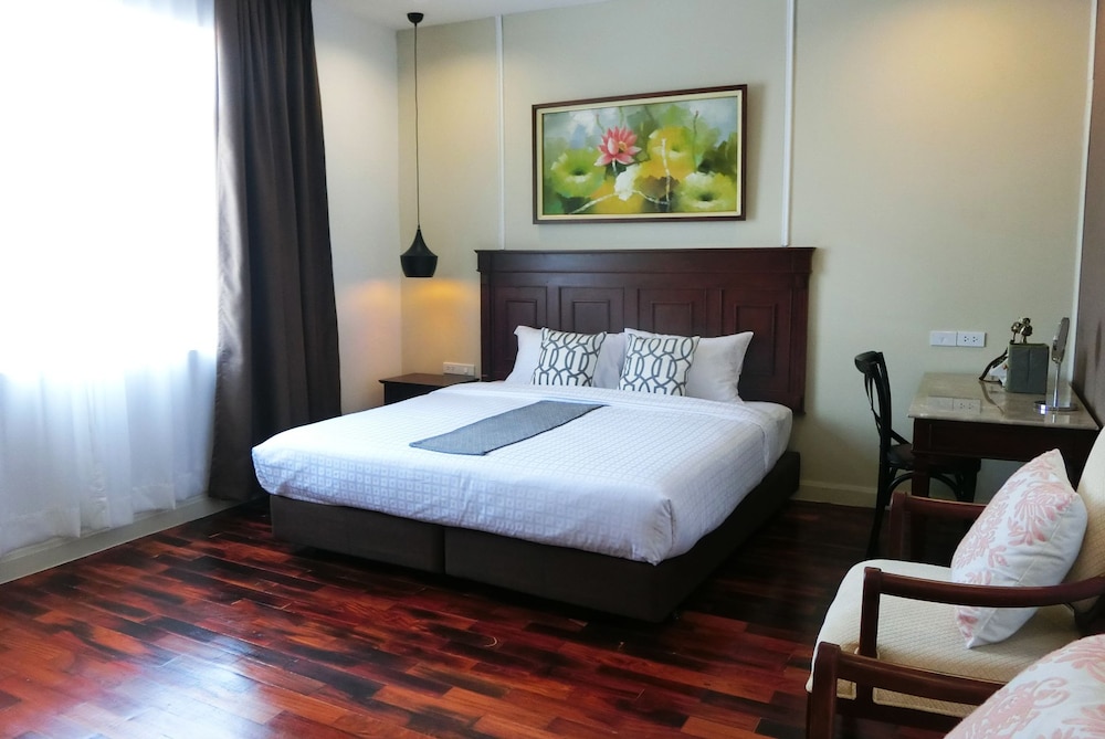 DELUXE, KING BED