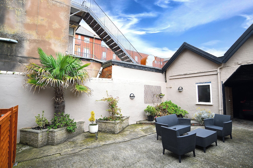 Twelve Self Serviced Apartments 3/50