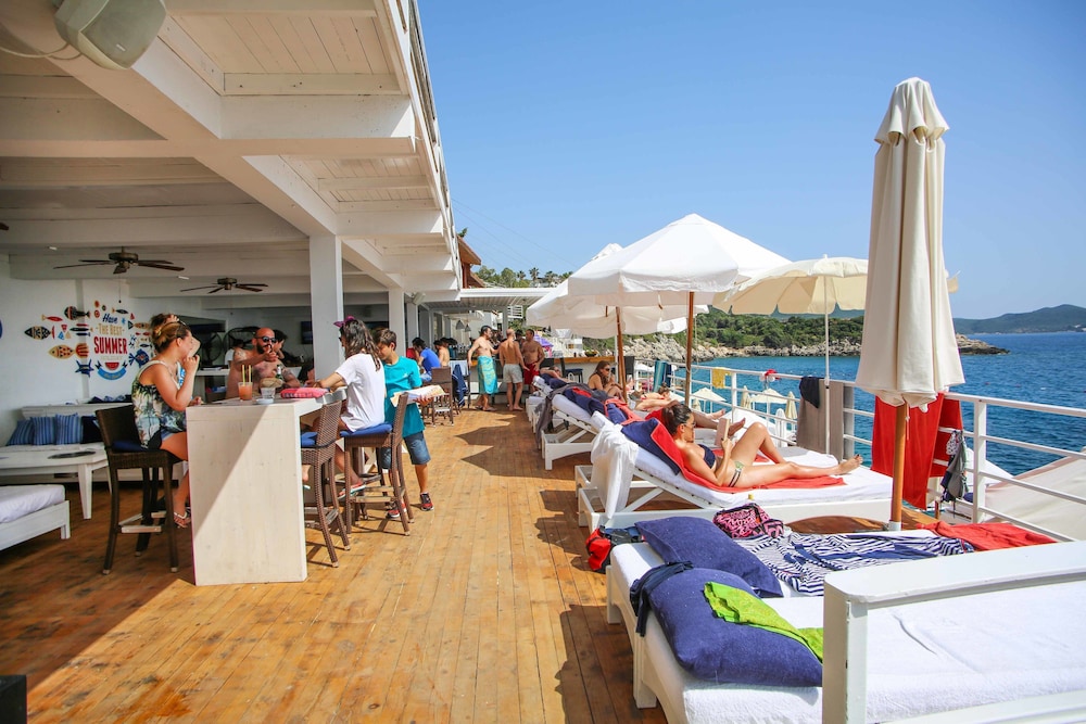 Nur Beach Hotel 31/41