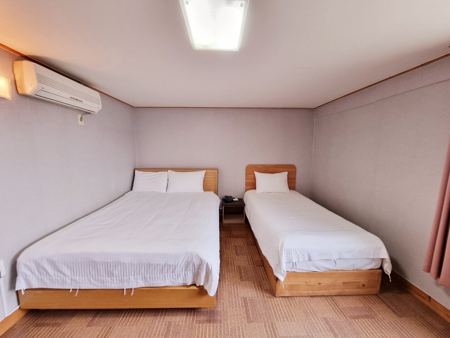 DELUXE, 1 DOUBLE AND 1 SINGLE BED