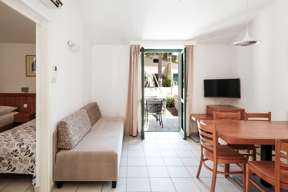 ZATON HOLIDAY RESORT 32/50