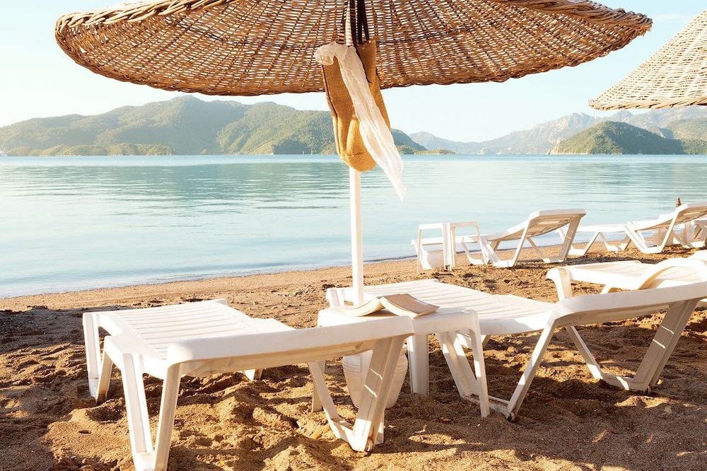 The Beachfront Hotel - Adults Only +16 42/49