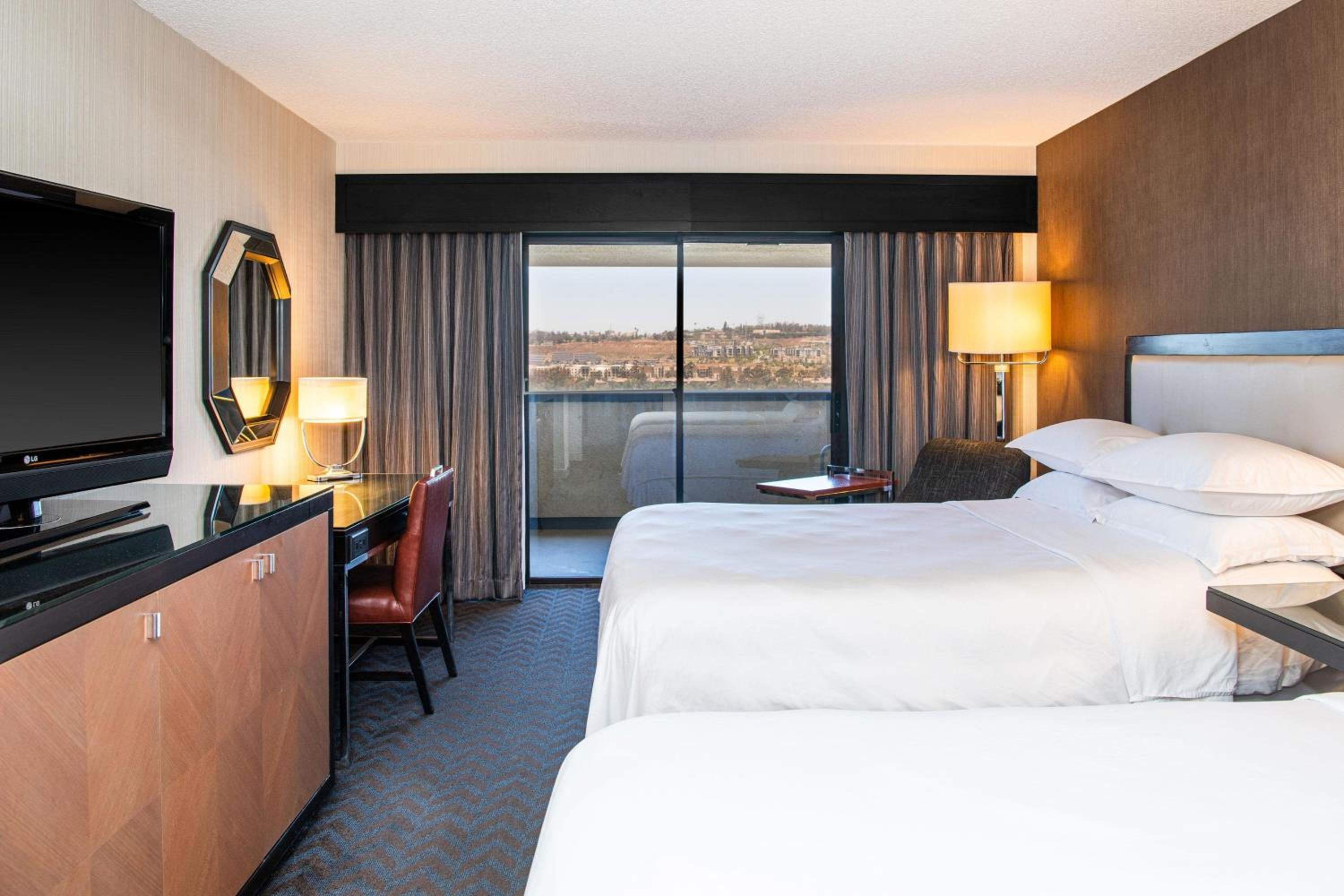 Room, 2 Queen Beds, Balcony, Sheraton Mission Valley San Diego 15/16
