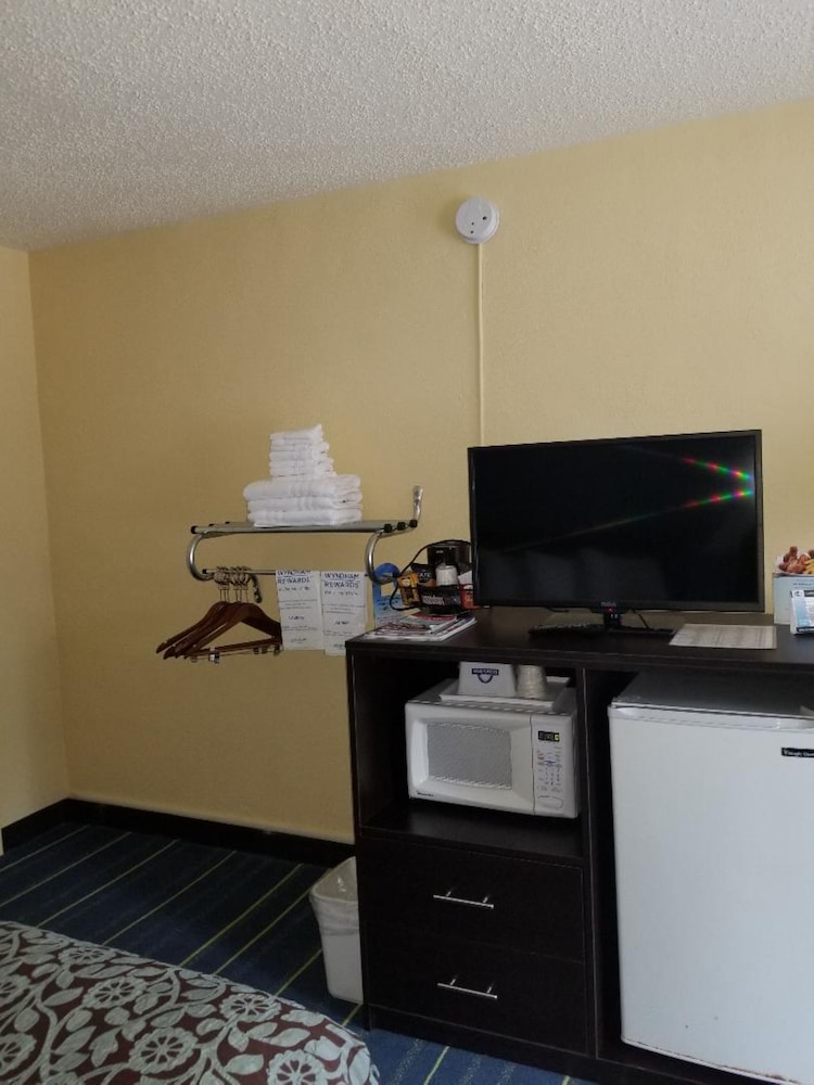 Days Inn by Wyndham Clearwater/Gulf to Bay 19/28