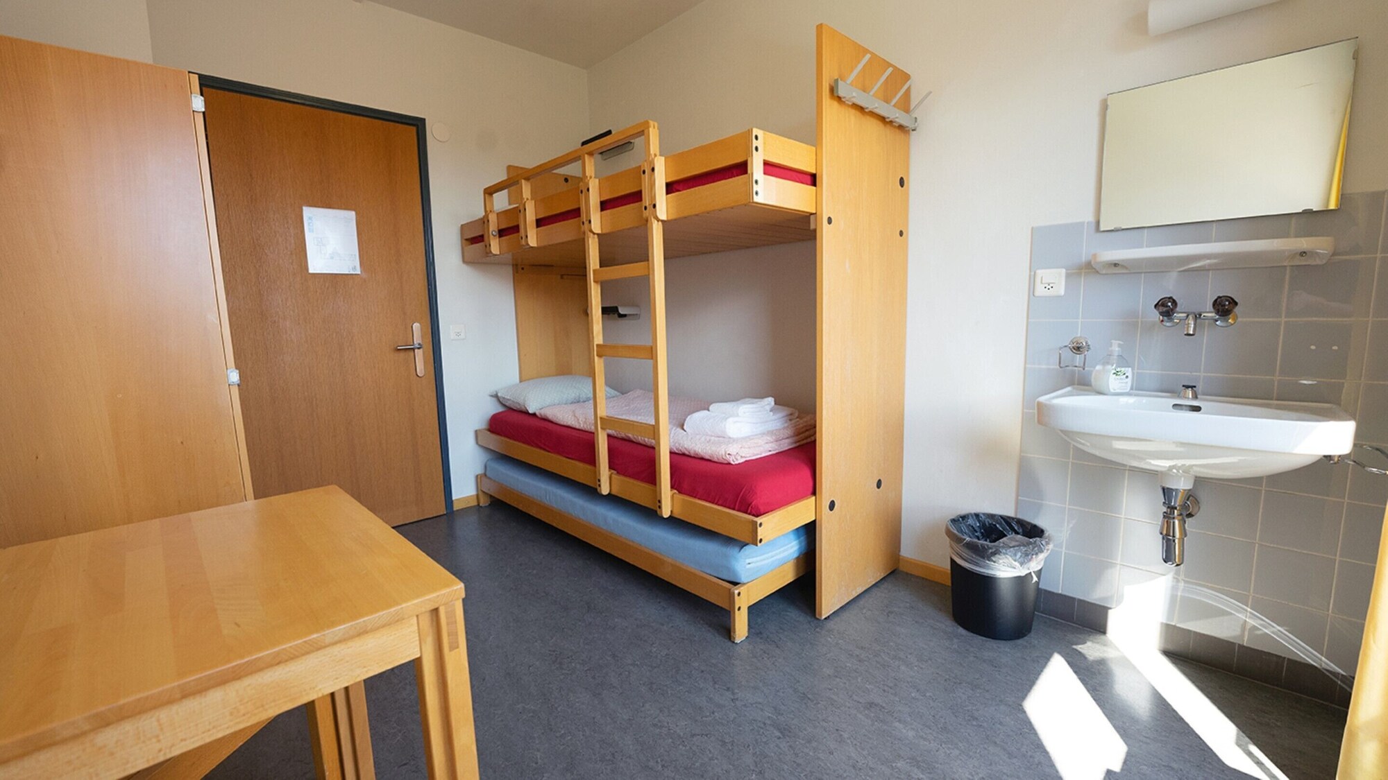غرفة قياسية بسريرين منفصلين وسرير بطابقين بحمام مشترك