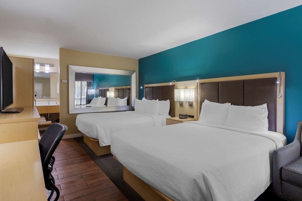 غرفة قياسية بسريرين كوين بإطلالة على الفناء، Best Western Plus South Coast Inn 8/10