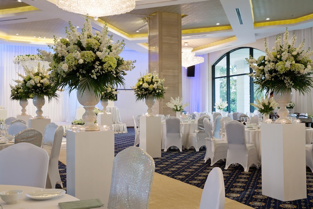 Elegant Suites Westlake 56/72