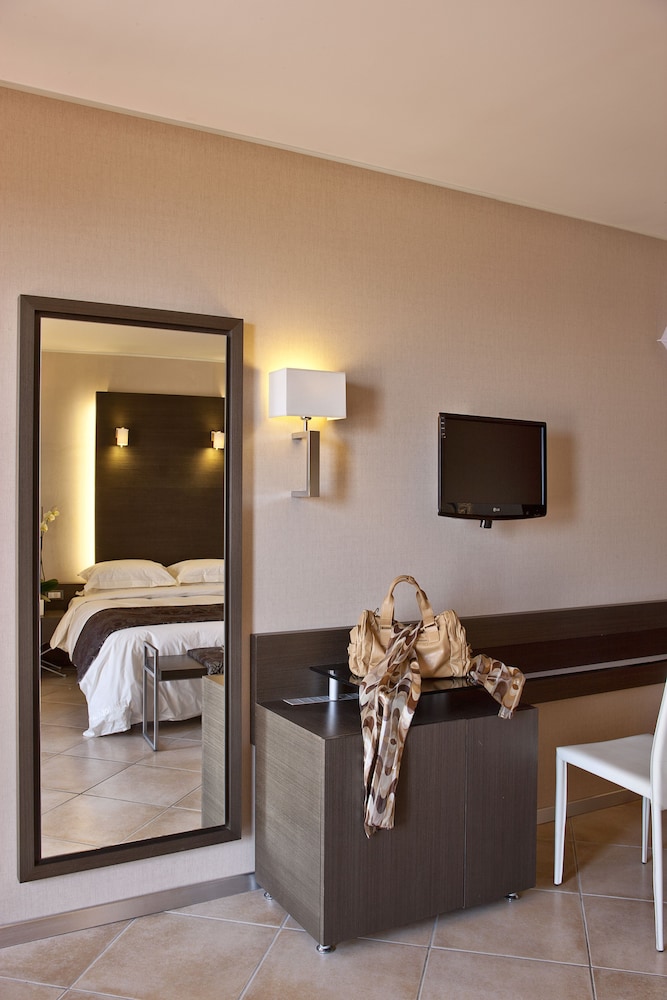 غرفة قياسية بسرير مزدوج بإطلالة على الجبل مع أريكة، Olympic Palace Resort Hotel and Convention Center 3/3