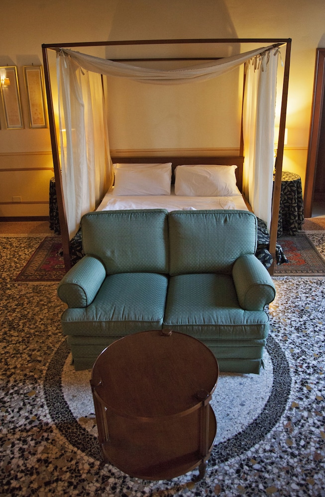 Villa Policreti Hotel 24/50