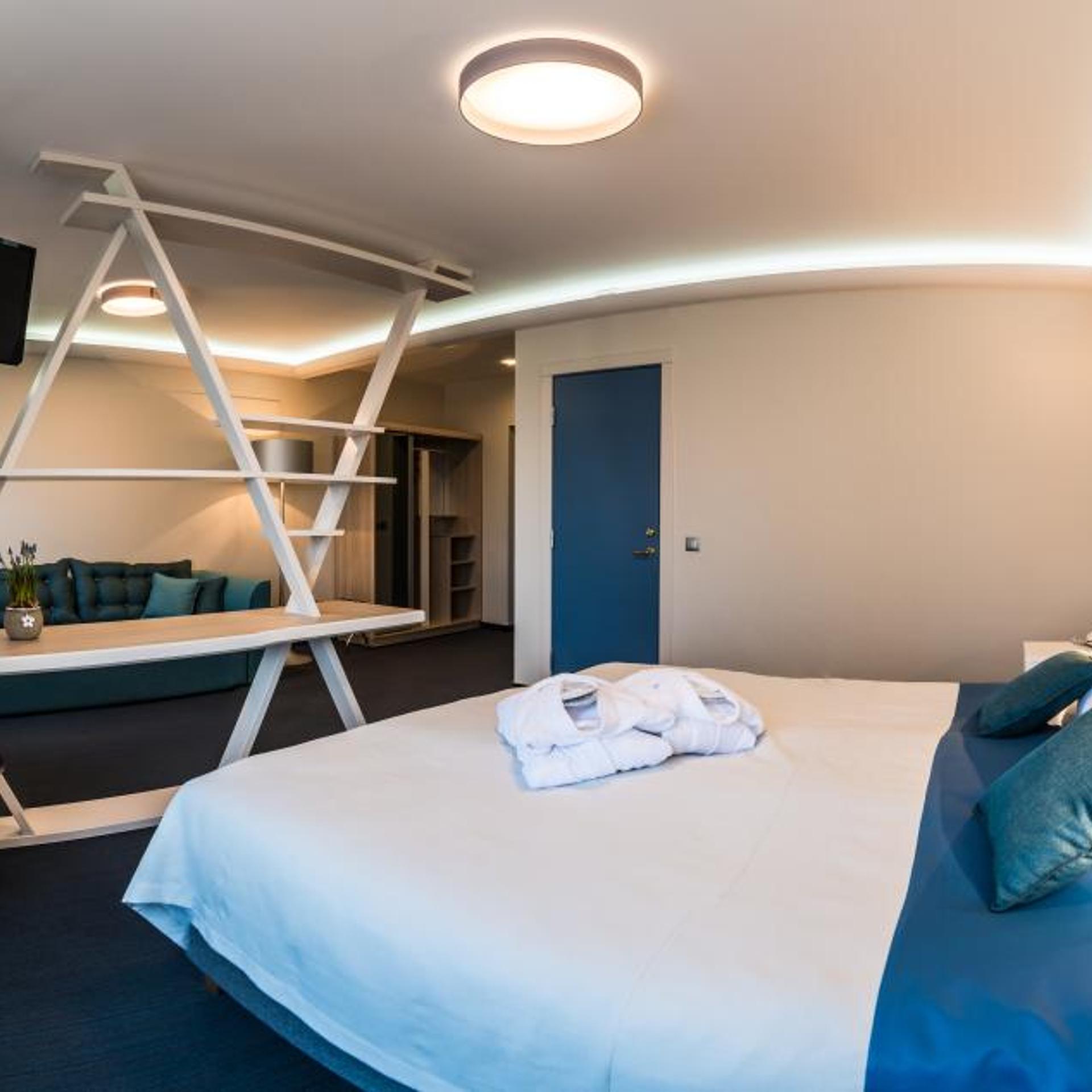 جناح جونيور، Amrita Hotel 4/10