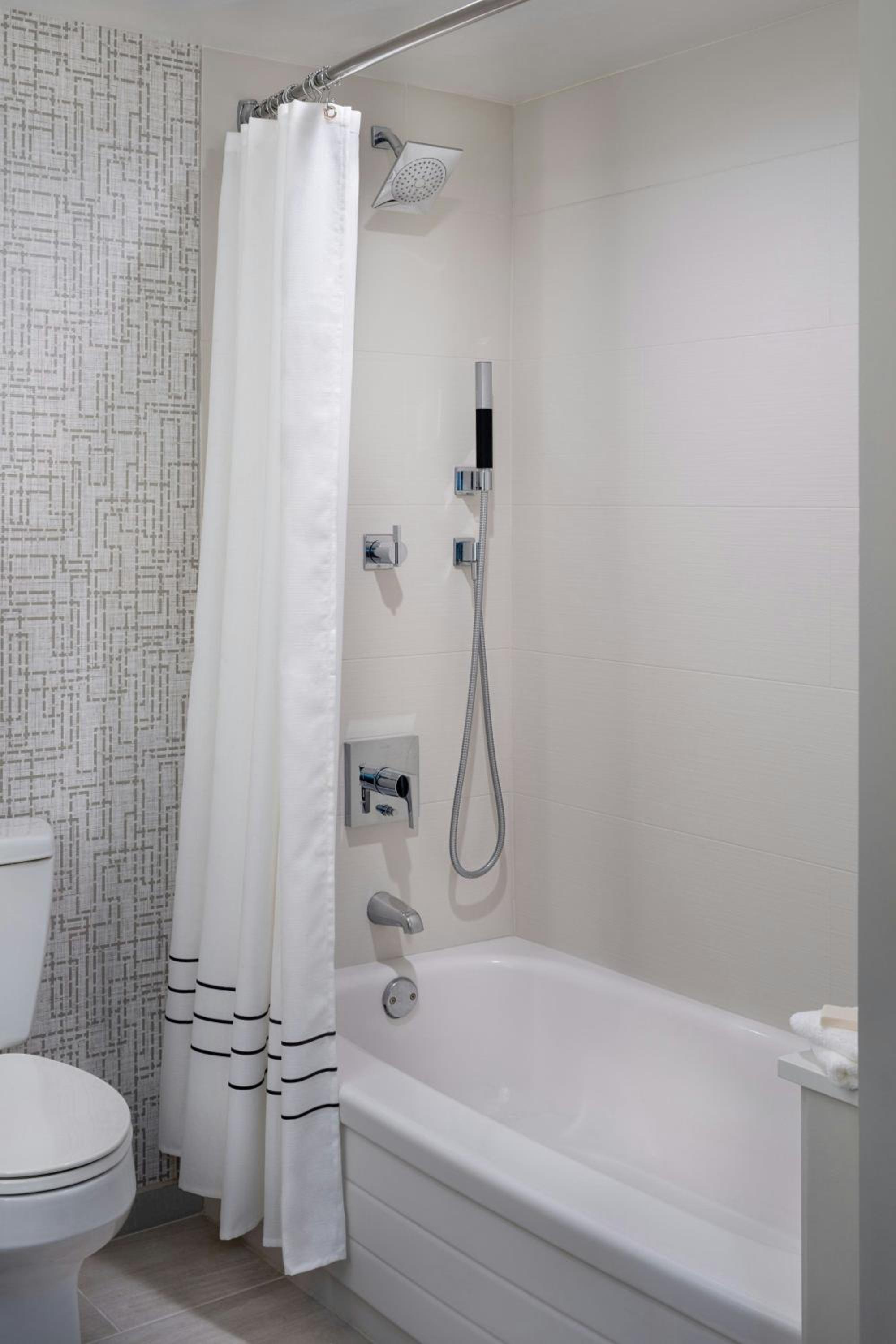 Guest Room, 2 Queen Beds, Concierge Level، Marriott St Petersburg Clearwater 4/10