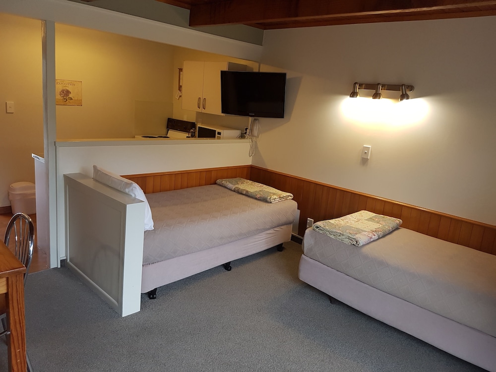 Cottage Mews Motel 12/72