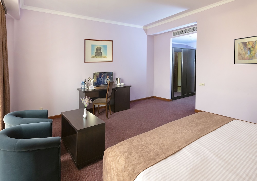 Ani Central Inn Ex Silachi 34/66