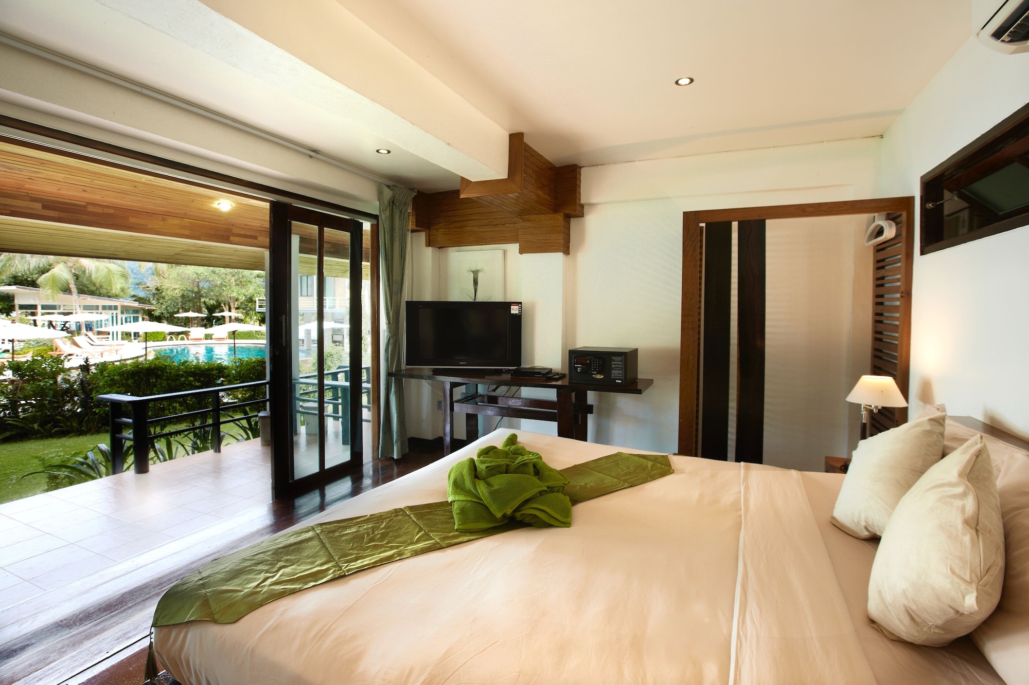 STANDARD, BEACH FRONT
