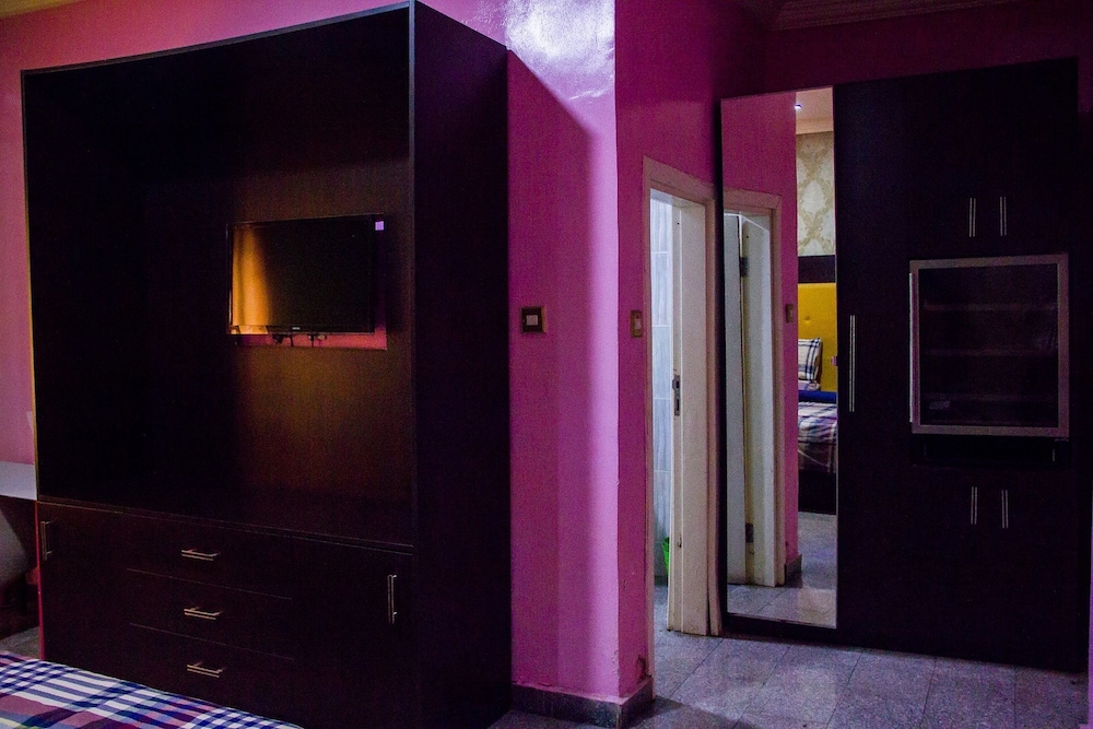 Paris Suites 5/64