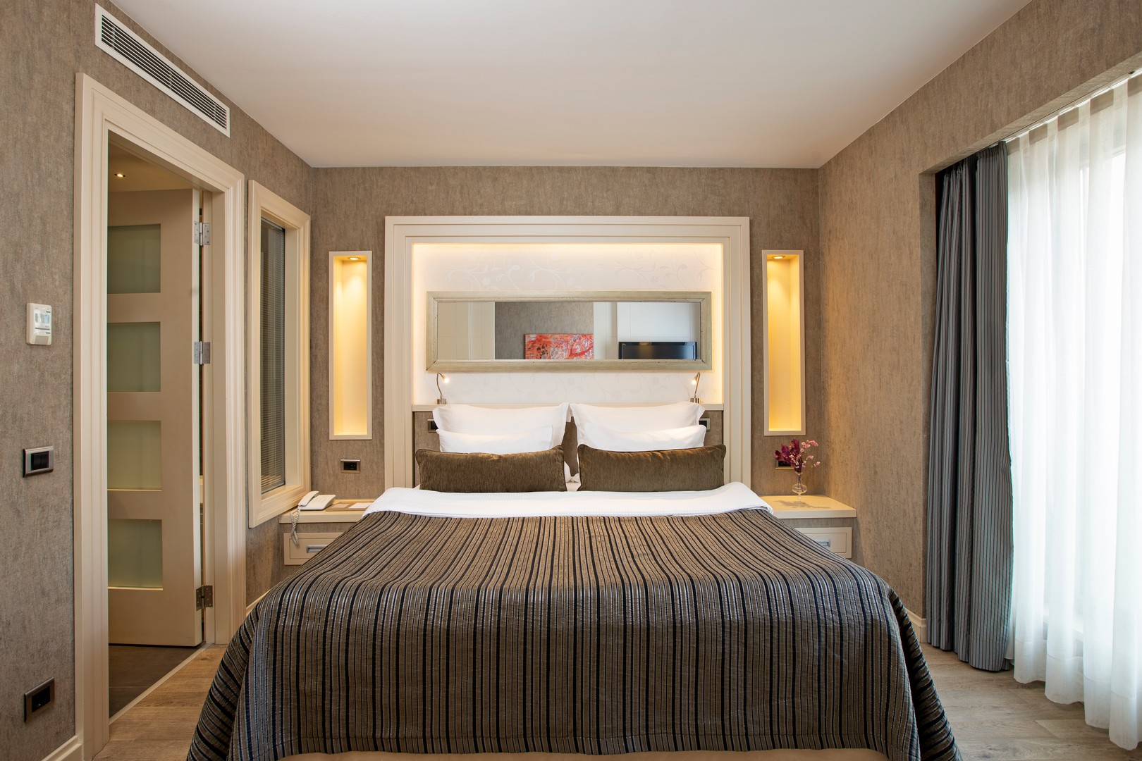 1 Bedroom, Suite, 2 Bathrooms