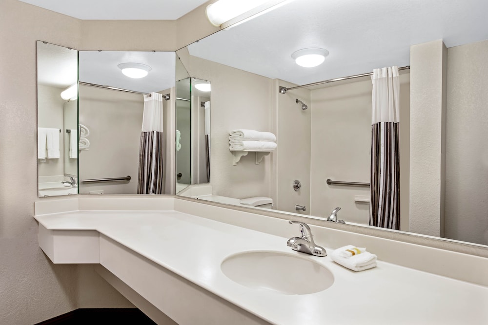 Spark by Hilton Plainfield Indianapolis Airport 42/43