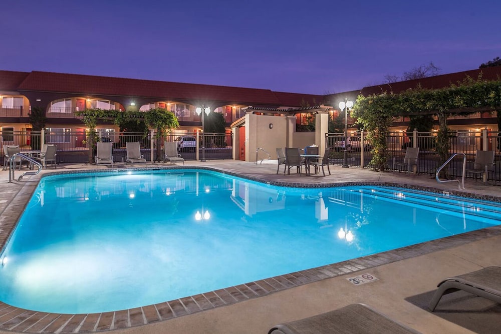 Laurel Inn & Conference Center 40/62