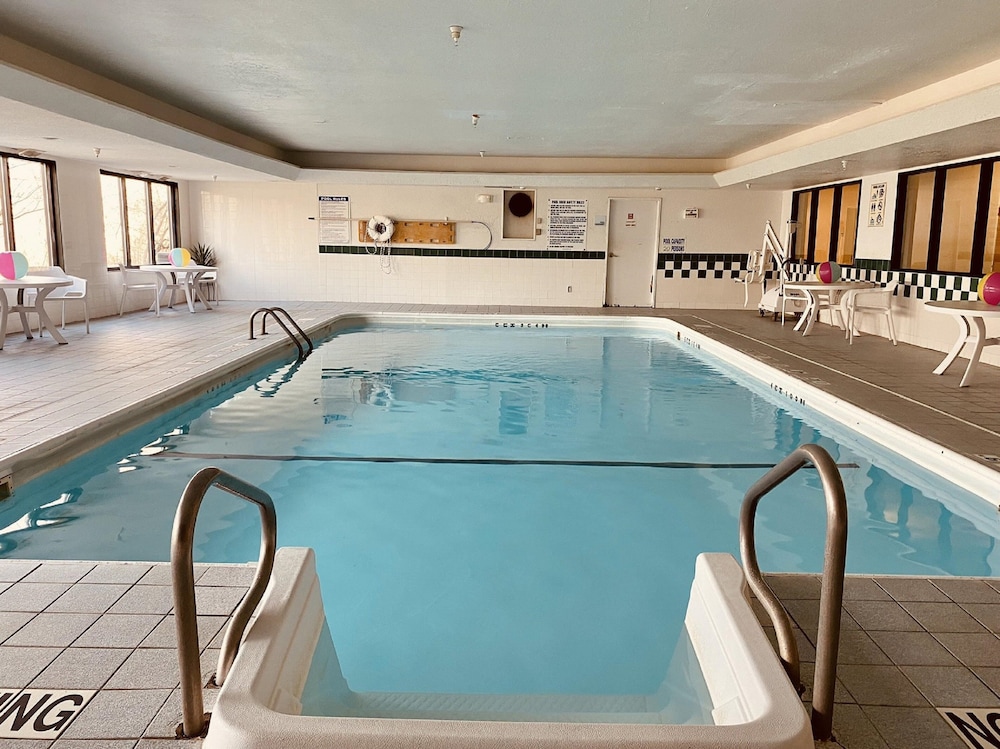 Holiday Inn Express Hotel Suites Plymouth 5/82