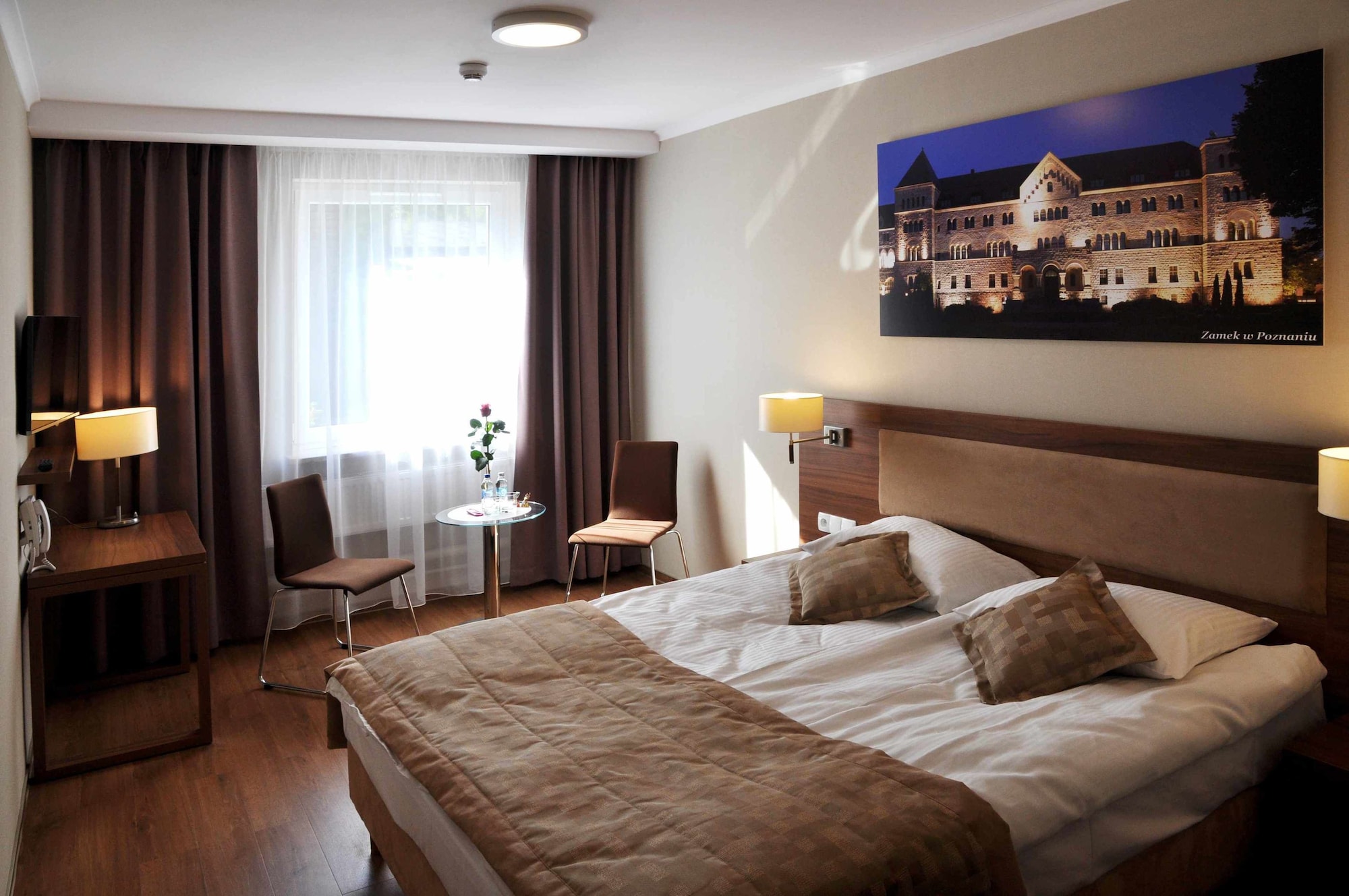 DELUXE, QUEEN BED