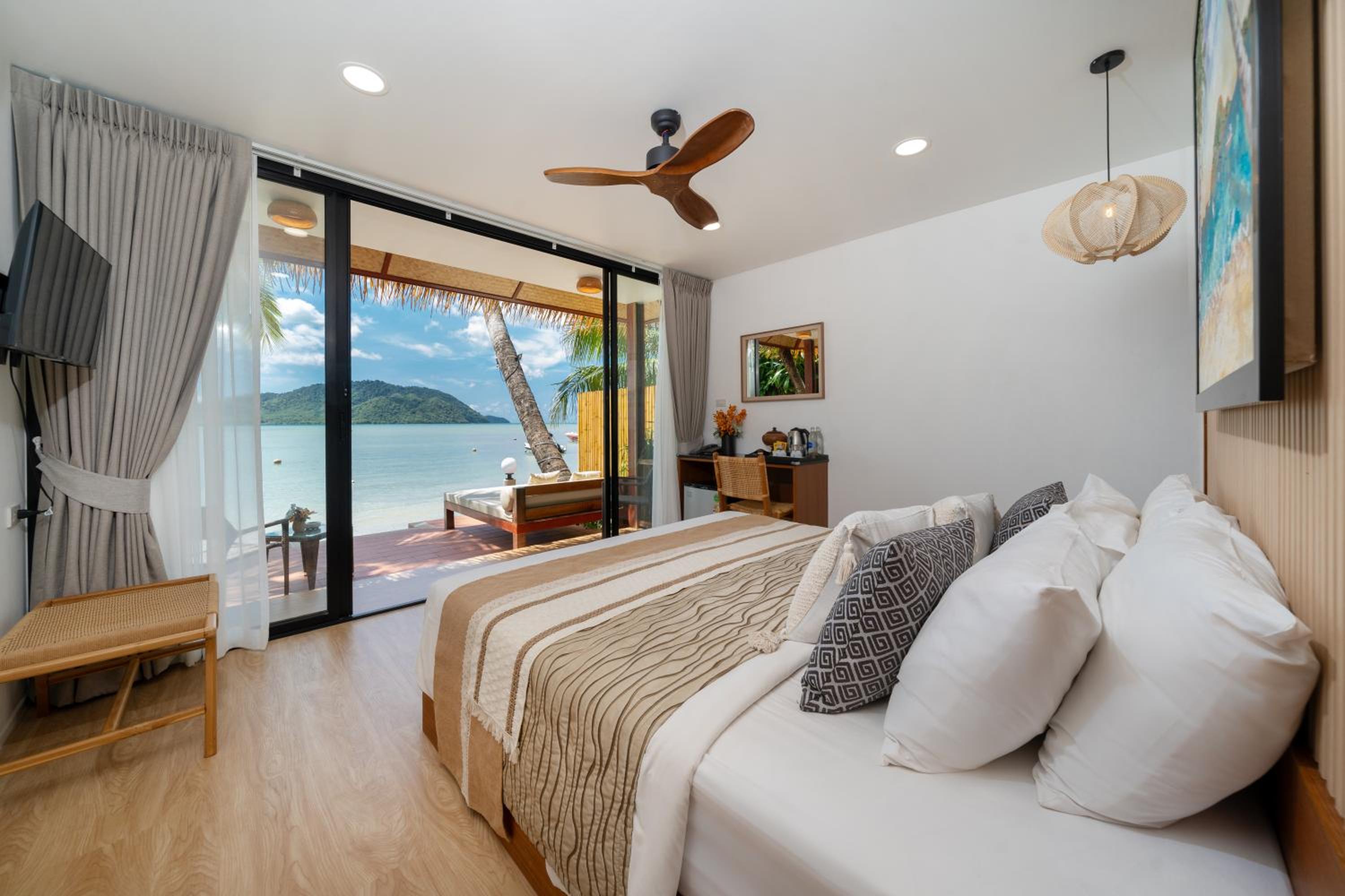Premier, Beach Front